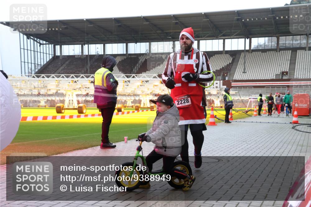 07.12.2025 - St. Pauli X-Mass-Run No. 15 Luisa Fischer http://msf.ph/oto/9388949 07.12.2025 11:58:37 Ziel 2228, 163, 1151, 1909, 1914, 3150, 3457, 3661, 3801, 3817, 4057, 4218, 4240, 4721 meine-sportfotos.de