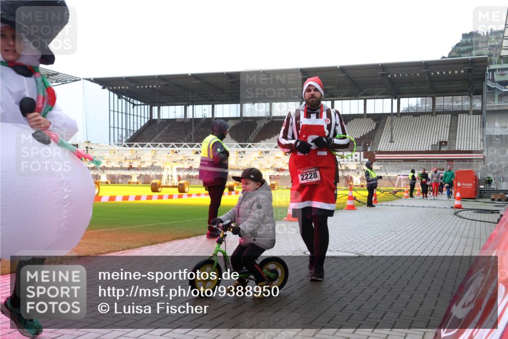 07.12.2025 - St. Pauli X-Mass-Run No. 15 Luisa Fischer http://msf.ph/oto/9388950 07.12.2025 11:58:37 Ziel 2228, 163, 1151, 1909, 1914, 3150, 3457, 3661, 3801, 3817, 4057, 4218, 4240, 4721 meine-sportfotos.de