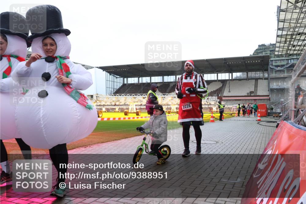 07.12.2025 - St. Pauli X-Mass-Run No. 15 Luisa Fischer http://msf.ph/oto/9388951 07.12.2025 11:58:37 Ziel 2228, 163, 1151, 1909, 1914, 3150, 3457, 3661, 3801, 3817, 4057, 4218, 4240, 4721 meine-sportfotos.de