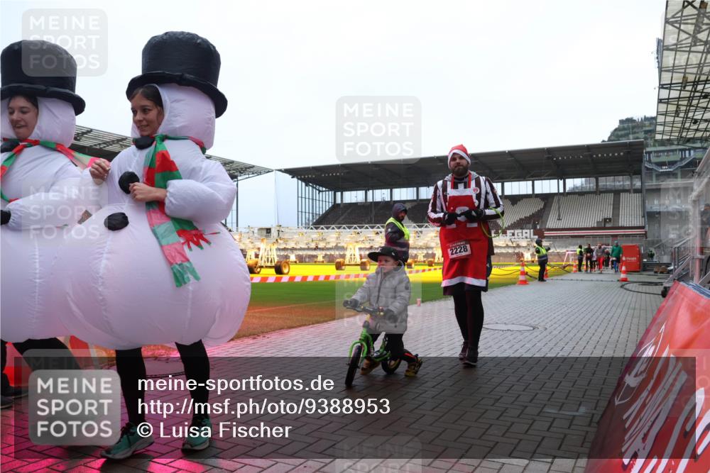 07.12.2025 - St. Pauli X-Mass-Run No. 15 Luisa Fischer http://msf.ph/oto/9388953 07.12.2025 11:58:38 Ziel 2228, 163, 1151, 1909, 1914, 3150, 3457, 3661, 3801, 3817, 4057, 4218, 4240, 4721 meine-sportfotos.de