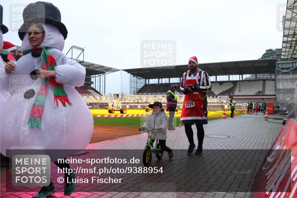 07.12.2025 - St. Pauli X-Mass-Run No. 15 Luisa Fischer http://msf.ph/oto/9388954 07.12.2025 11:58:38 Ziel 2228, 163, 1151, 1909, 1914, 3150, 3457, 3661, 3801, 3817, 4057, 4218, 4240, 4721 meine-sportfotos.de