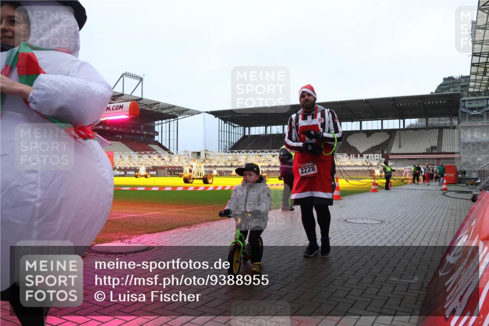07.12.2025 - St. Pauli X-Mass-Run No. 15 Luisa Fischer http://msf.ph/oto/9388955 07.12.2025 11:58:38 Ziel 2228, 163, 1151, 1909, 1914, 3150, 3457, 3661, 3801, 3817, 4057, 4218, 4240, 4721 meine-sportfotos.de