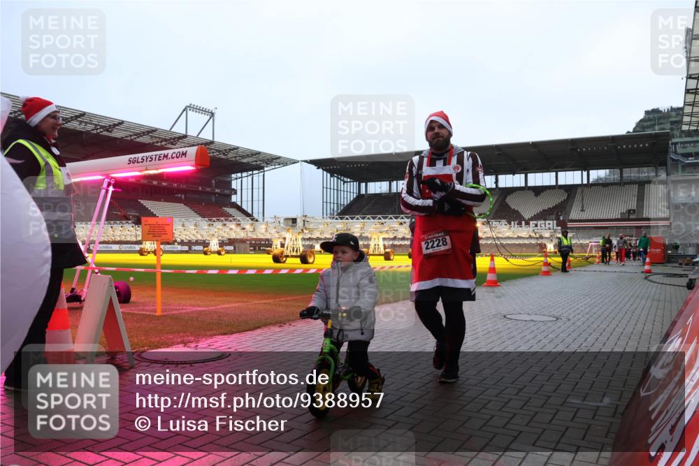 07.12.2025 - St. Pauli X-Mass-Run No. 15 Luisa Fischer http://msf.ph/oto/9388957 07.12.2025 11:58:39 Ziel 2228, 163, 1151, 1909, 1914, 3150, 3457, 3661, 3801, 3817, 4057, 4218, 4240, 4721 meine-sportfotos.de