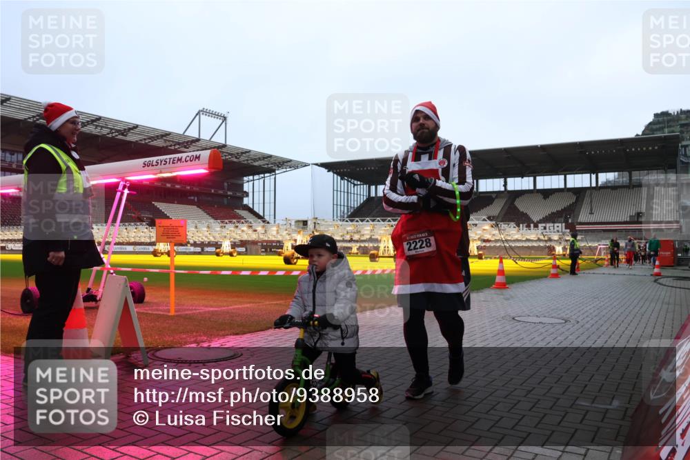 07.12.2025 - St. Pauli X-Mass-Run No. 15 Luisa Fischer http://msf.ph/oto/9388958 07.12.2025 11:58:39 Ziel 2228, 163, 1151, 1909, 1914, 3150, 3457, 3661, 3801, 3817, 4057, 4218, 4240, 4721 meine-sportfotos.de