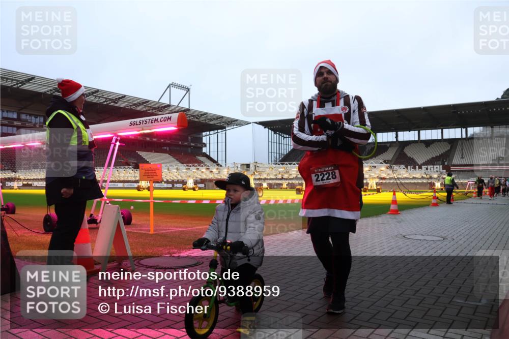07.12.2025 - St. Pauli X-Mass-Run No. 15 Luisa Fischer http://msf.ph/oto/9388959 07.12.2025 11:58:39 Ziel 30, 2228, 163, 1151, 1909, 1914, 3150, 3457, 3661, 3801, 3817, 4057, 4218, 4240, 4721 meine-sportfotos.de