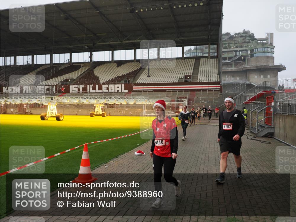 07.12.2025 - St. Pauli X-Mass-Run No. 15 Fabian Wolf http://msf.ph/oto/9388960 07.12.2025 10:20:34 Ziel 447, 452, 461, 478, 1016, 1076, 1466, 2187, 3473, 3832, 4116, 4490, 4523 meine-sportfotos.de