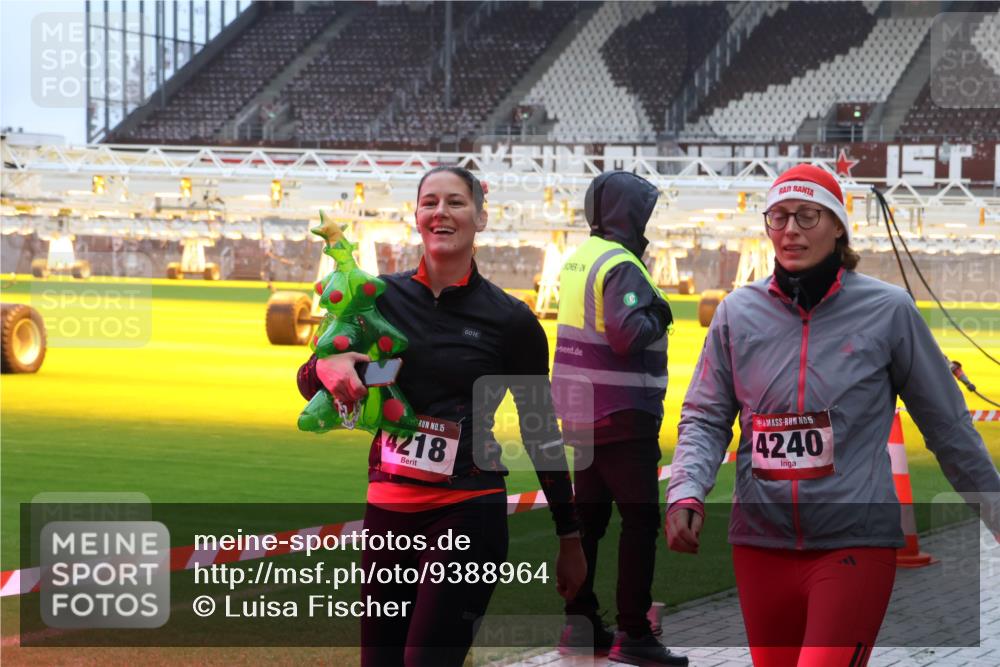 07.12.2025 - St. Pauli X-Mass-Run No. 15 Luisa Fischer http://msf.ph/oto/9388964 07.12.2025 11:58:56 Ziel 15, 44218, 15, 4240, 163, 409, 413, 415, 419, 589, 1151, 1909, 1914, 3150, 3192, 3457, 3533, 3661, 3801, 3817, 4057, 4218, 4240, 4312, 4505, 4721 meine-sportfotos.de
