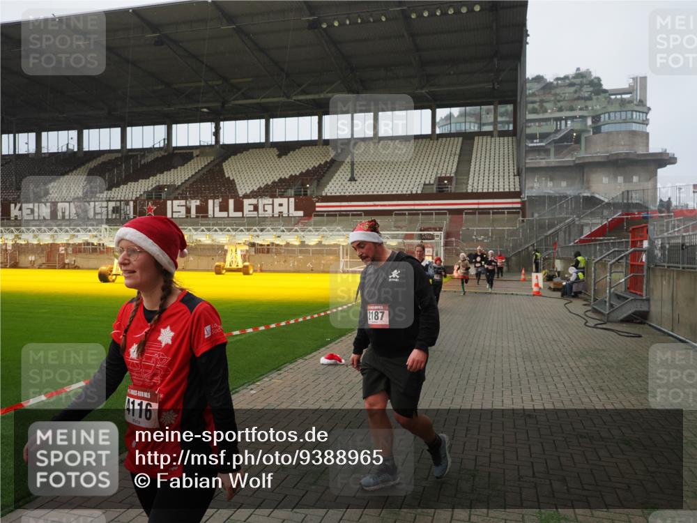 07.12.2025 - St. Pauli X-Mass-Run No. 15 Fabian Wolf http://msf.ph/oto/9388965 07.12.2025 10:20:36 Ziel 447, 452, 461, 478, 1016, 1076, 1466, 2187, 3473, 3832, 4116, 4490, 4517 meine-sportfotos.de