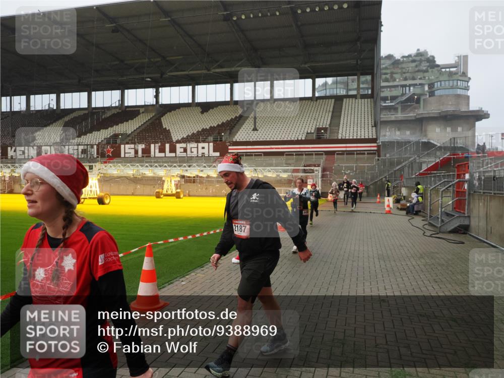 07.12.2025 - St. Pauli X-Mass-Run No. 15 Fabian Wolf http://msf.ph/oto/9388969 07.12.2025 10:20:36 Ziel 447, 452, 461, 478, 1016, 1076, 1466, 2187, 3473, 3832, 4116, 4490, 4517 meine-sportfotos.de