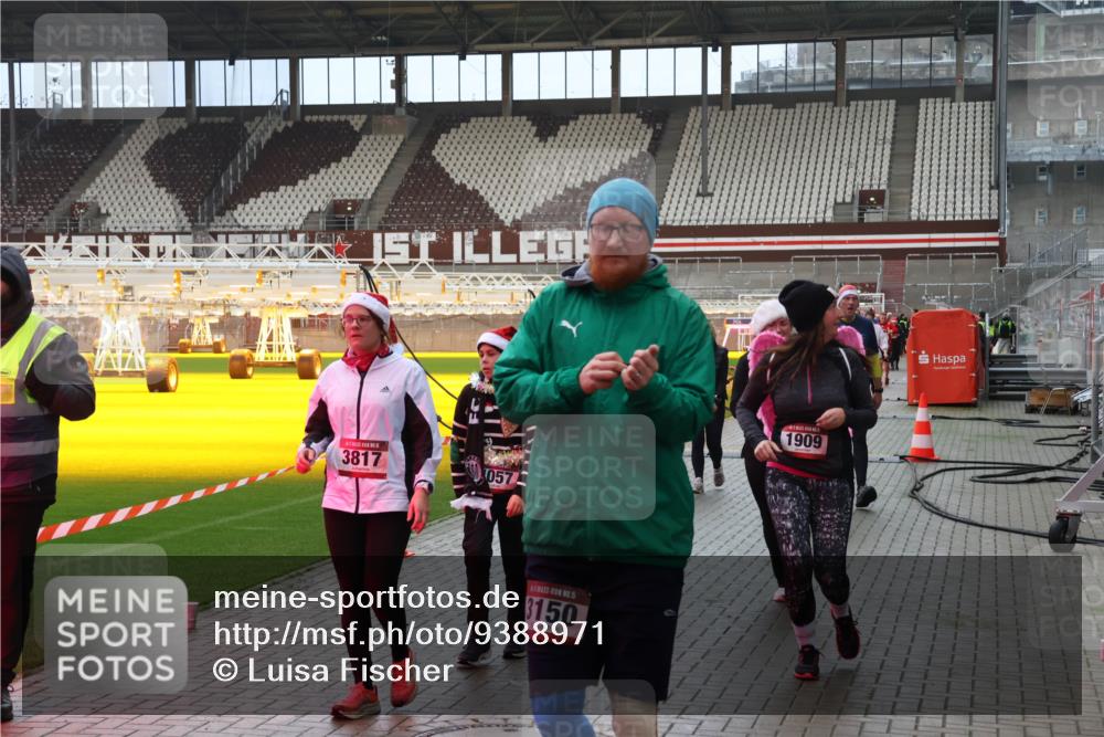 07.12.2025 - St. Pauli X-Mass-Run No. 15 Luisa Fischer http://msf.ph/oto/9388971 07.12.2025 11:59:00 Ziel 3817, 057, 15, 150, 1909, 163, 409, 413, 415, 419, 589, 1151, 1909, 1914, 3150, 3192, 3457, 3533, 3661, 3817, 4057, 4312, 4505, 4721 meine-sportfotos.de