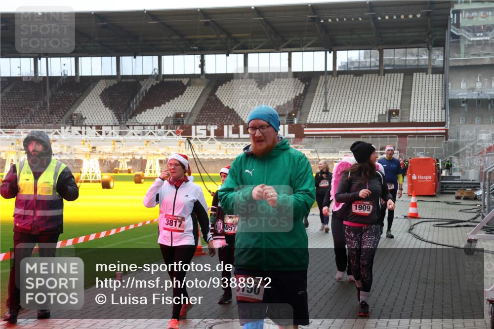 07.12.2025 - St. Pauli X-Mass-Run No. 15 Luisa Fischer http://msf.ph/oto/9388972 07.12.2025 11:59:01 Ziel 6709, 3817, 057, 15, 3150, 3457, 1909, 151, 163, 409, 413, 415, 419, 589, 1151, 1909, 1914, 3150, 3192, 3457, 3533, 3661, 4057, 4312, 4505, 4721 meine-sportfotos.de