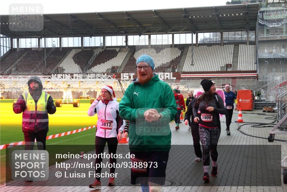 07.12.2025 - St. Pauli X-Mass-Run No. 15 Luisa Fischer http://msf.ph/oto/9388973 07.12.2025 11:59:01 Ziel 3817, 3150, 1909, 1151, 163, 409, 413, 415, 419, 589, 1151, 1909, 1914, 3150, 3192, 3457, 3533, 3661, 4057, 4312, 4505, 4721 meine-sportfotos.de