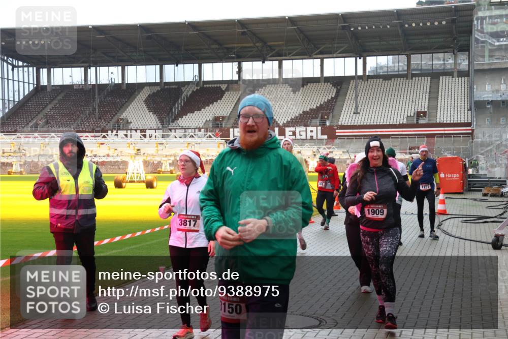 07.12.2025 - St. Pauli X-Mass-Run No. 15 Luisa Fischer http://msf.ph/oto/9388975 07.12.2025 11:59:01 Ziel 6709, 3817, 15, 150, 661, 1909, 1151, 163, 409, 413, 415, 419, 589, 1151, 1909, 1914, 3150, 3192, 3457, 3533, 3661, 4057, 4312, 4505, 4721 meine-sportfotos.de