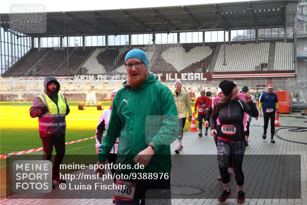 07.12.2025 - St. Pauli X-Mass-Run No. 15 Luisa Fischer http://msf.ph/oto/9388976 07.12.2025 11:59:02 Ziel 670, 15, 3150, 3661, 1909, 1151, 163, 409, 413, 415, 419, 589, 1151, 1909, 1914, 3150, 3192, 3457, 3533, 3661, 4057, 4312, 4505, 4721 meine-sportfotos.de