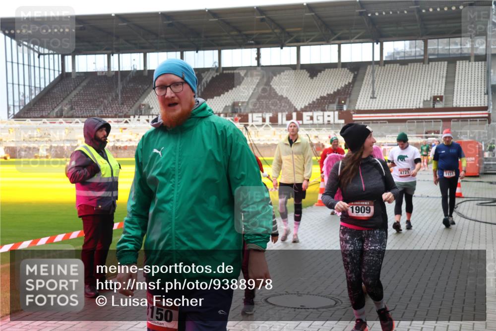 07.12.2025 - St. Pauli X-Mass-Run No. 15 Luisa Fischer http://msf.ph/oto/9388978 07.12.2025 11:59:02 Ziel 15, 150, 1909, 4721, 1151, 163, 409, 413, 415, 419, 589, 1151, 1909, 1914, 3150, 3192, 3457, 3533, 3661, 4057, 4312, 4505, 4721 meine-sportfotos.de