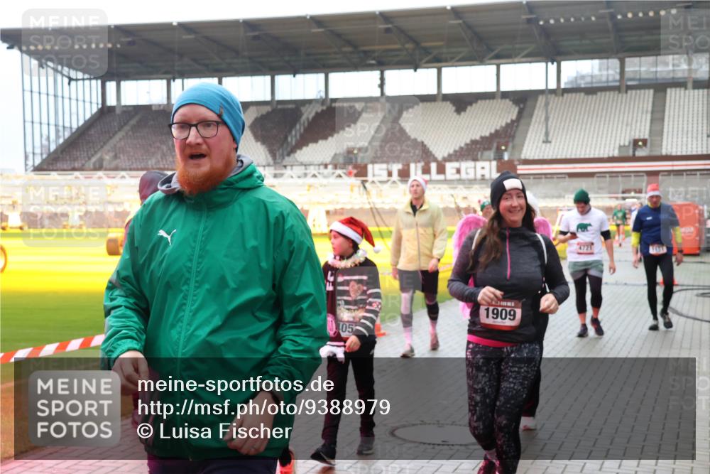 07.12.2025 - St. Pauli X-Mass-Run No. 15 Luisa Fischer http://msf.ph/oto/9388979 07.12.2025 11:59:02 Ziel 05, 1909, 4721, 163, 409, 413, 415, 419, 589, 1151, 1909, 1914, 3150, 3192, 3457, 3533, 3661, 4057, 4312, 4505, 4721 meine-sportfotos.de