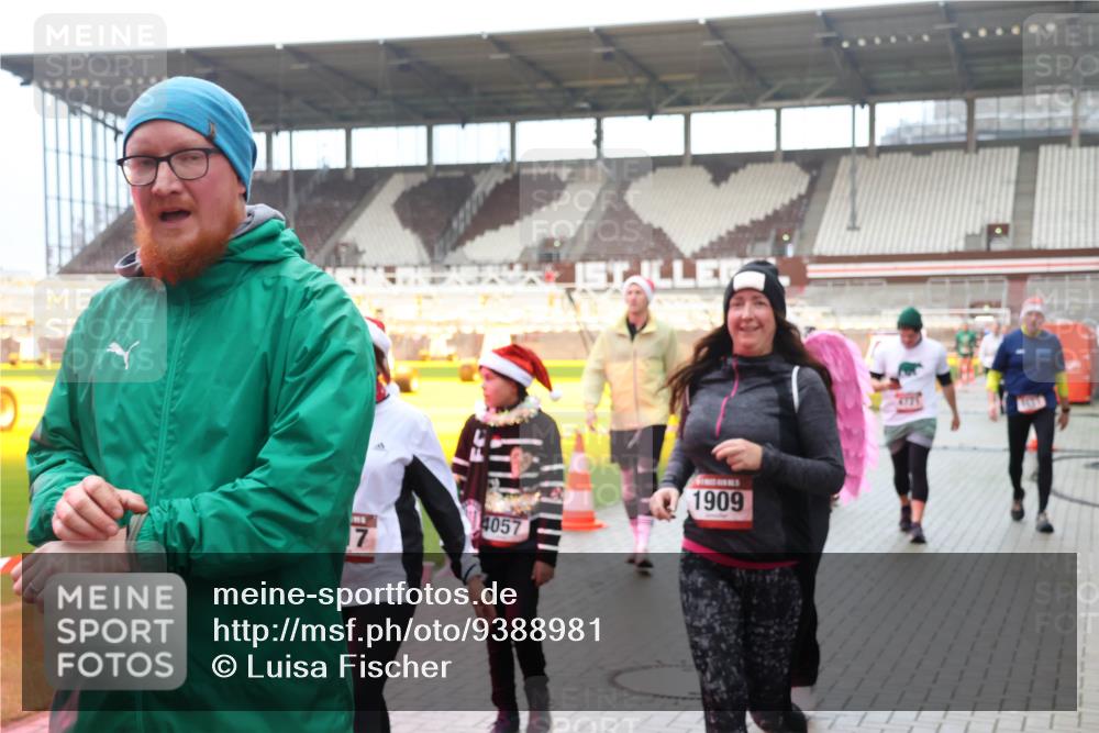 07.12.2025 - St. Pauli X-Mass-Run No. 15 Luisa Fischer http://msf.ph/oto/9388981 07.12.2025 11:59:03 Ziel 7, 4057, 1909, 163, 409, 413, 415, 419, 589, 1151, 1777, 1909, 1914, 3150, 3192, 3457, 3533, 3661, 4057, 4312, 4505, 4721 meine-sportfotos.de