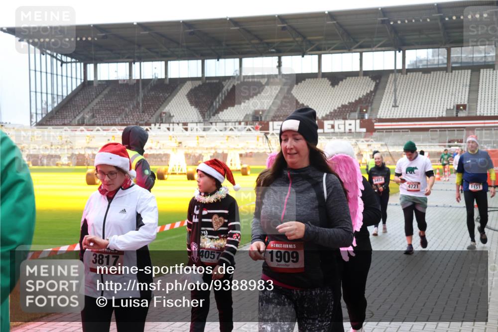07.12.2025 - St. Pauli X-Mass-Run No. 15 Luisa Fischer http://msf.ph/oto/9388983 07.12.2025 11:59:03 Ziel 3817, 4057, 15, 1909, 3457, 4721, 1151, 163, 409, 413, 415, 419, 589, 1151, 1777, 1909, 1914, 3150, 3192, 3457, 3533, 3661, 4057, 4312, 4505, 4721 meine-sportfotos.de