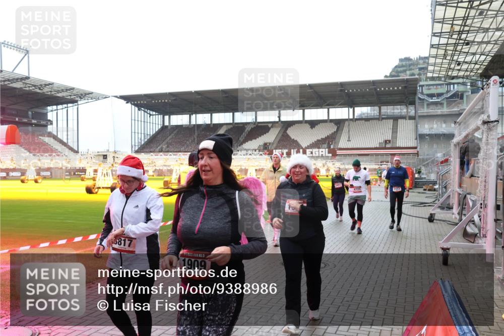 07.12.2025 - St. Pauli X-Mass-Run No. 15 Luisa Fischer http://msf.ph/oto/9388986 07.12.2025 11:59:04 Ziel 6817, 15, 1909, 5457, 4721, 1151, 163, 409, 413, 415, 419, 589, 1151, 1777, 1909, 1914, 3150, 3192, 3457, 3533, 3661, 4057, 4312, 4505, 4721 meine-sportfotos.de