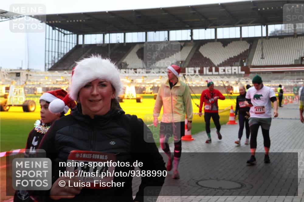 07.12.2025 - St. Pauli X-Mass-Run No. 15 Luisa Fischer http://msf.ph/oto/9388990 07.12.2025 11:59:05 Ziel 15, 553, 1914, 4721, 163, 409, 413, 415, 419, 589, 1151, 1777, 1909, 1914, 3150, 3192, 3457, 3533, 3661, 4057, 4312, 4505, 4721 meine-sportfotos.de