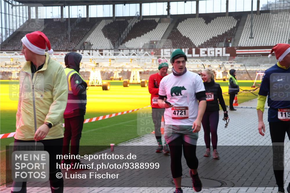 07.12.2025 - St. Pauli X-Mass-Run No. 15 Luisa Fischer http://msf.ph/oto/9388999 07.12.2025 11:59:08 Ziel 15, 366, 15, 4721, 457, 115, 163, 409, 413, 415, 419, 589, 1151, 1777, 1909, 1914, 3150, 3192, 3457, 3533, 3661, 4057, 4312, 4505, 4721 meine-sportfotos.de