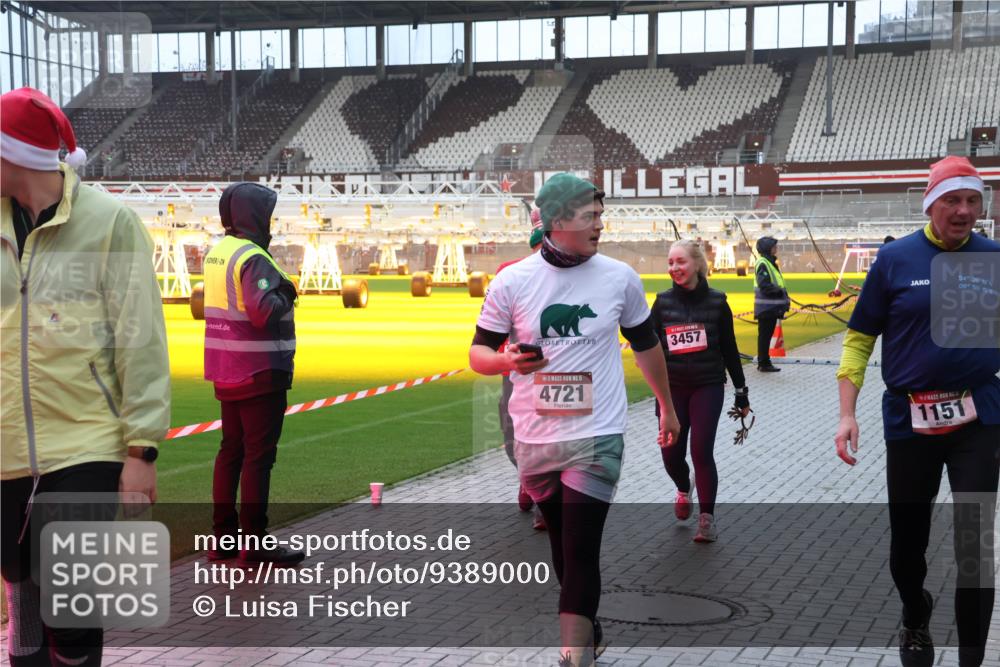 07.12.2025 - St. Pauli X-Mass-Run No. 15 Luisa Fischer http://msf.ph/oto/9389000 07.12.2025 11:59:08 Ziel 3457, 15, 4721, 54, 28, 18, 09, 50, 15, 1151, 163, 409, 413, 415, 419, 589, 1151, 1777, 1909, 1914, 3150, 3192, 3457, 3533, 3661, 4057, 4312, 4505, 4721 meine-sportfotos.de
