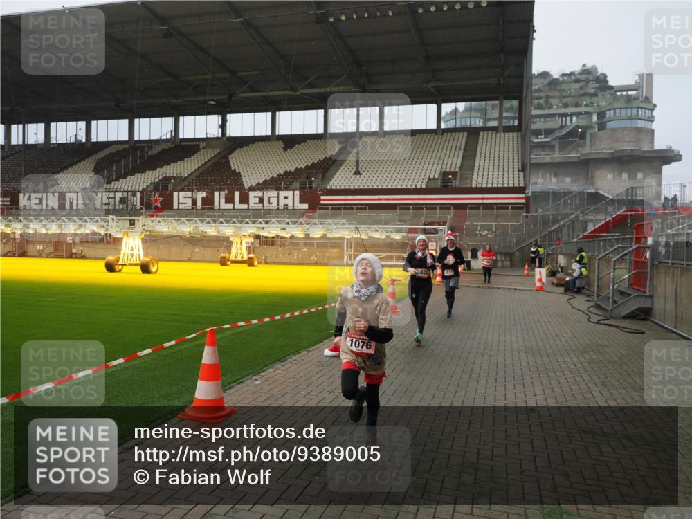 07.12.2025 - St. Pauli X-Mass-Run No. 15 Fabian Wolf http://msf.ph/oto/9389005 07.12.2025 10:20:40 Ziel 392, 447, 452, 461, 478, 1016, 1076, 1466, 2187, 3473, 3832, 4490, 4517 meine-sportfotos.de