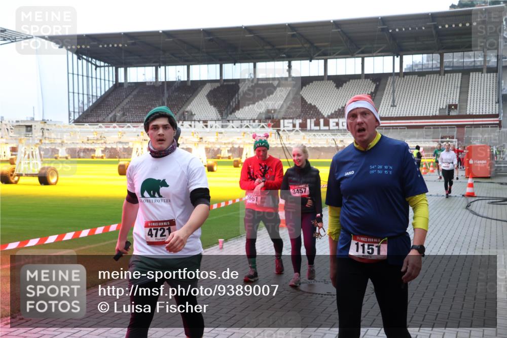 07.12.2025 - St. Pauli X-Mass-Run No. 15 Luisa Fischer http://msf.ph/oto/9389007 07.12.2025 11:59:10 Ziel 15, 4721, 1, 3661, 3457, 54, 28, 18, 09, 50, 15, 5, 1151, 163, 409, 413, 415, 419, 589, 1151, 1777, 1909, 1914, 3150, 3192, 3457, 3533, 3661, 4057, 4312, 4505, 4721, 4733 meine-sportfotos.de