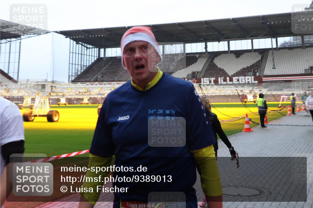 07.12.2025 - St. Pauli X-Mass-Run No. 15 Luisa Fischer http://msf.ph/oto/9389013 07.12.2025 11:59:11 Ziel 54, 28, 18, 09, 50, 15, 163, 409, 413, 415, 419, 589, 1151, 1777, 1909, 1914, 3150, 3192, 3457, 3533, 3661, 4057, 4312, 4505, 4721, 4733 meine-sportfotos.de