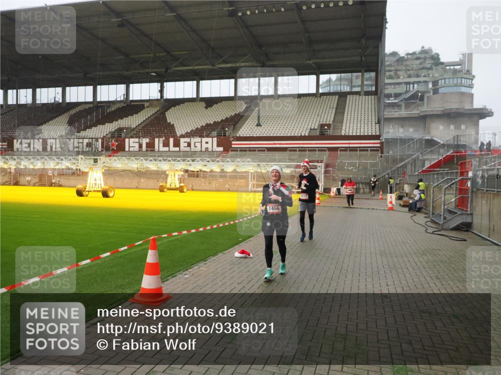 07.12.2025 - St. Pauli X-Mass-Run No. 15 Fabian Wolf http://msf.ph/oto/9389021 07.12.2025 10:20:41 Ziel 392, 447, 452, 461, 478, 1016, 1076, 1466, 2187, 3473, 4490, 4517 meine-sportfotos.de