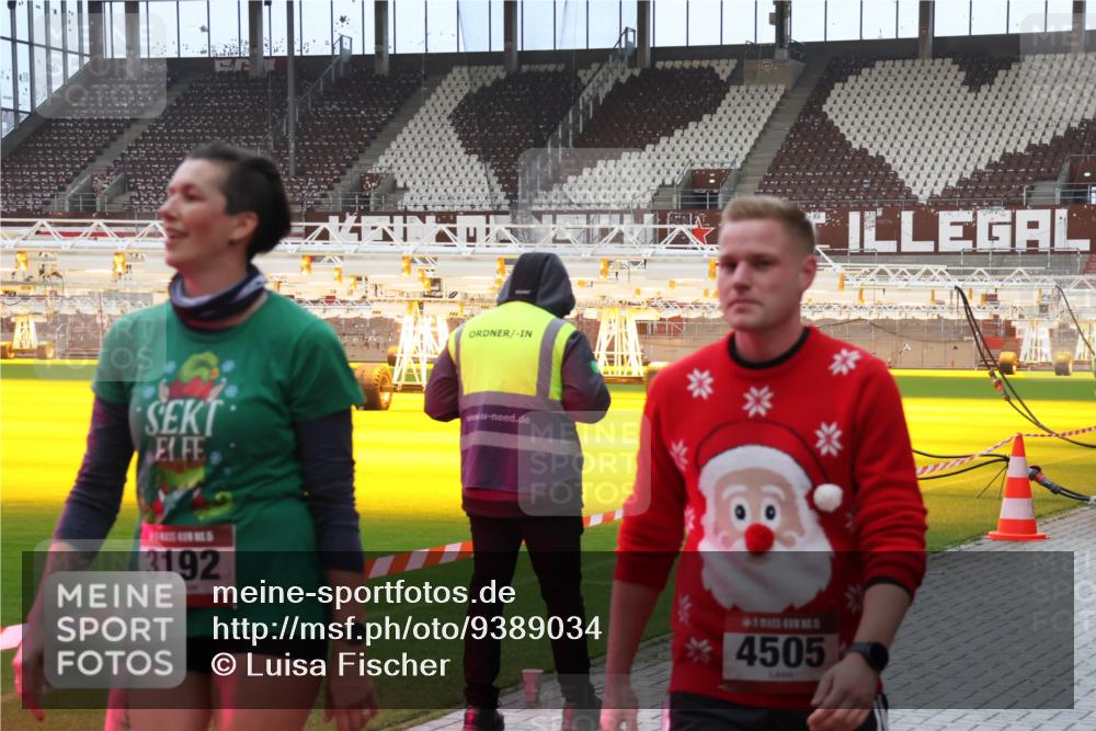 07.12.2025 - St. Pauli X-Mass-Run No. 15 Luisa Fischer http://msf.ph/oto/9389034 07.12.2025 11:59:32 Ziel 3192, 4505, 409, 413, 415, 419, 589, 862, 1337, 1406, 1777, 3192, 3533, 4242, 4312, 4505, 4733, 4749, 4790 meine-sportfotos.de