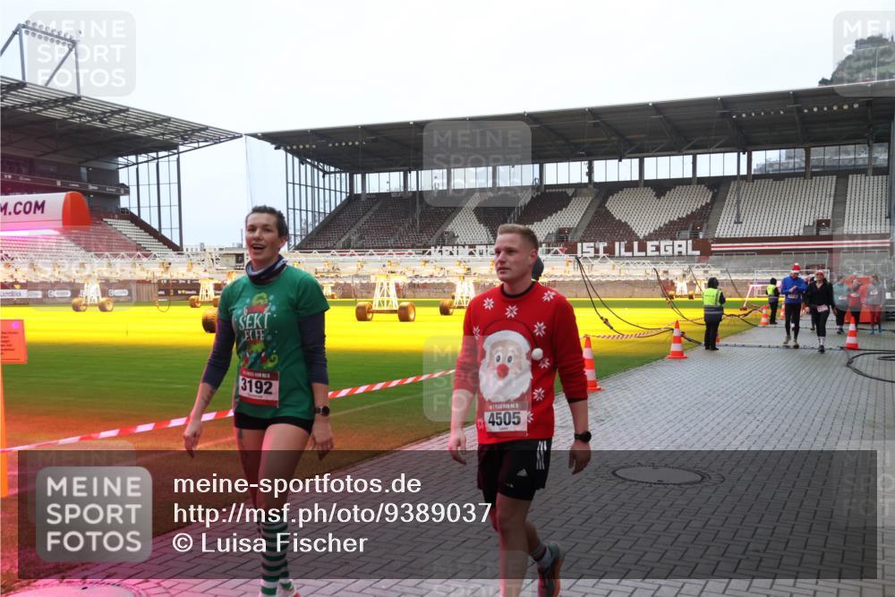 07.12.2025 - St. Pauli X-Mass-Run No. 15 Luisa Fischer http://msf.ph/oto/9389037 07.12.2025 11:59:33 Ziel 3192, 4505, 409, 413, 415, 419, 589, 862, 1337, 1406, 1777, 3192, 3533, 4242, 4312, 4505, 4733, 4749, 4790 meine-sportfotos.de