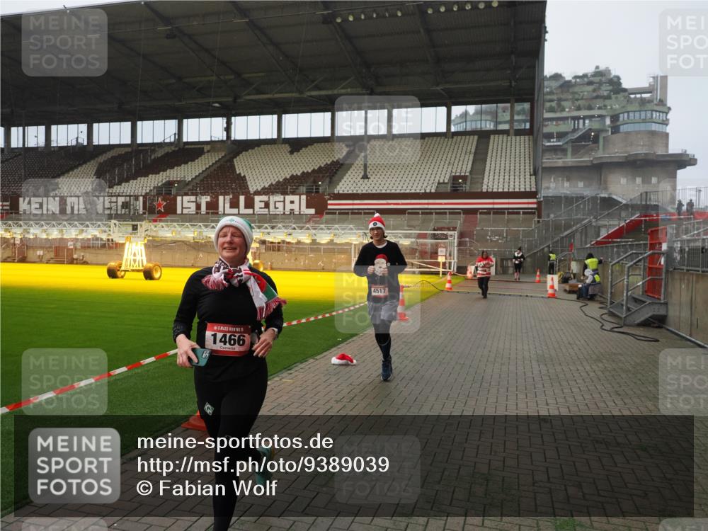 07.12.2025 - St. Pauli X-Mass-Run No. 15 Fabian Wolf http://msf.ph/oto/9389039 07.12.2025 10:20:42 Ziel 392, 461, 478, 1016, 1076, 1466, 2187, 4490, 4517 meine-sportfotos.de