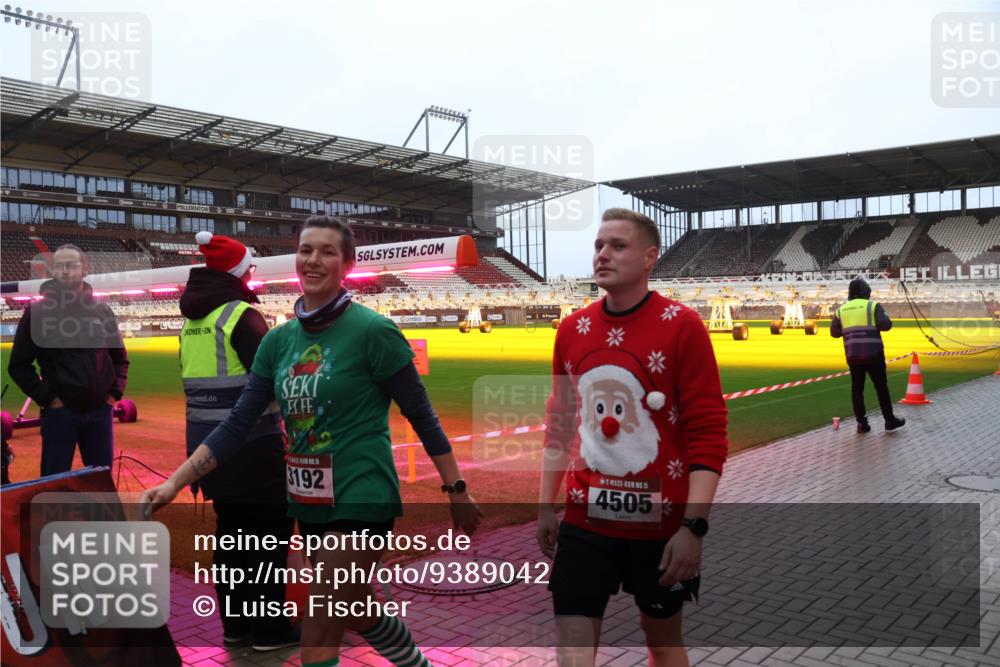 07.12.2025 - St. Pauli X-Mass-Run No. 15 Luisa Fischer http://msf.ph/oto/9389042 07.12.2025 11:59:34 Ziel 30, 192, 15, 4505, 409, 413, 415, 419, 589, 862, 1337, 1406, 1777, 3533, 4242, 4312, 4733, 4749, 4790 meine-sportfotos.de