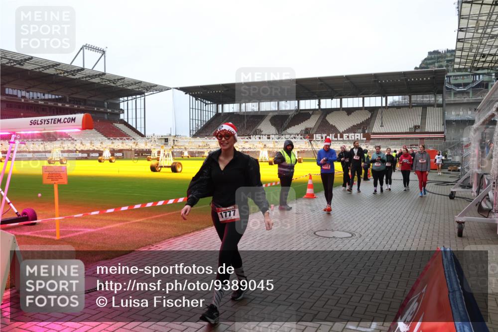 07.12.2025 - St. Pauli X-Mass-Run No. 15 Luisa Fischer http://msf.ph/oto/9389045 07.12.2025 11:59:44 Ziel 1777, 4312, 862, 1337, 1406, 1777, 2627, 2630, 2741, 4242, 4733, 4744, 4749, 4754, 4790 meine-sportfotos.de