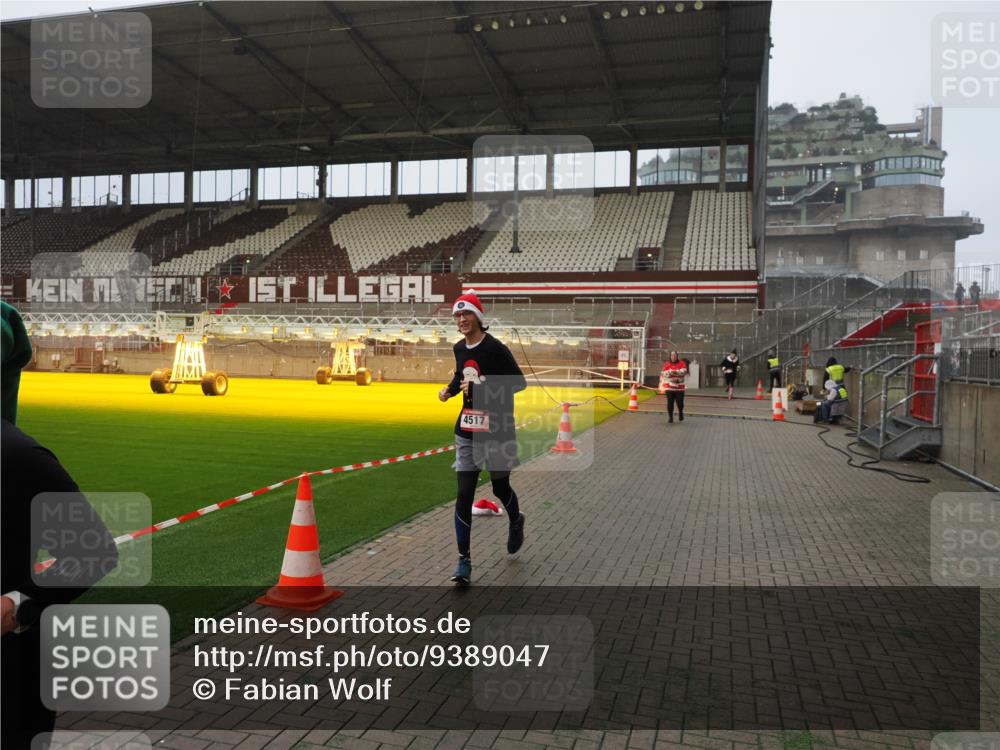 07.12.2025 - St. Pauli X-Mass-Run No. 15 Fabian Wolf http://msf.ph/oto/9389047 07.12.2025 10:20:43 Ziel 392, 1016, 1076, 1466, 4490, 4517 meine-sportfotos.de