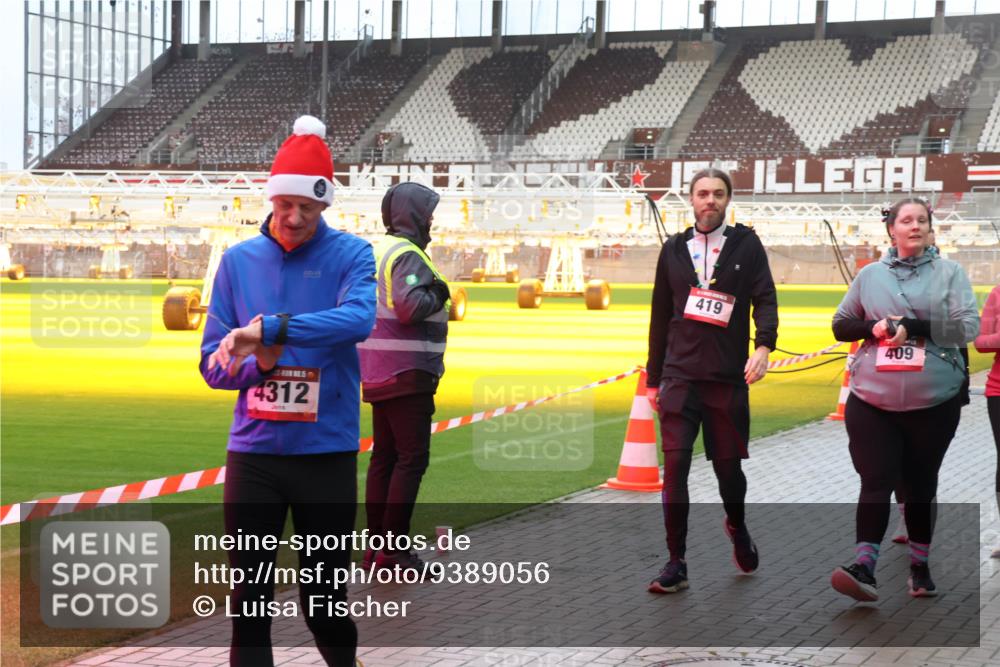 07.12.2025 - St. Pauli X-Mass-Run No. 15 Luisa Fischer http://msf.ph/oto/9389056 07.12.2025 11:59:49 Ziel 419, 409, 5, 4312, 862, 1337, 1406, 1777, 1864, 1865, 1868, 2627, 2630, 2741, 4242, 4306, 4733, 4744, 4749, 4754, 4790 meine-sportfotos.de
