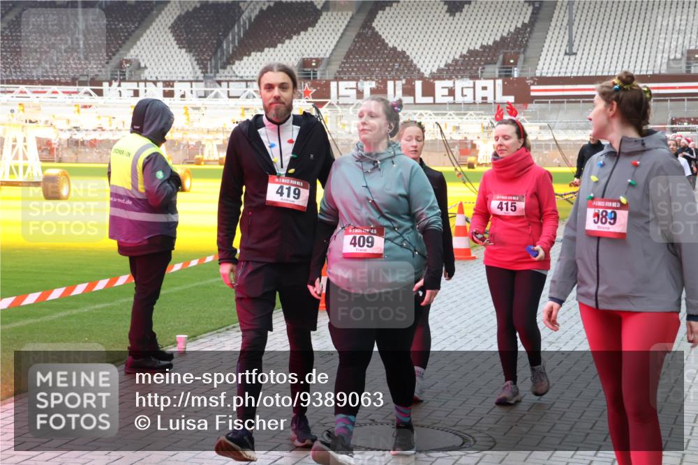 07.12.2025 - St. Pauli X-Mass-Run No. 15 Luisa Fischer http://msf.ph/oto/9389063 07.12.2025 11:59:51 Ziel 1, 419, 409, 415, 5, 589, 862, 1337, 1406, 1777, 1864, 1865, 1868, 2627, 2630, 2741, 4242, 4306, 4733, 4744, 4749, 4754, 4790 meine-sportfotos.de