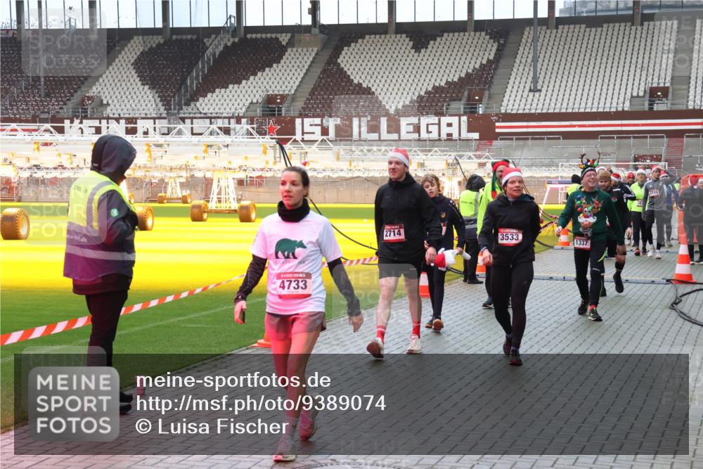 07.12.2025 - St. Pauli X-Mass-Run No. 15 Luisa Fischer http://msf.ph/oto/9389074 07.12.2025 12:00:01 Ziel 4733, 2714, 3533, 1337, 1749, 862, 1337, 1406, 1864, 1865, 1868, 2627, 2630, 2741, 4242, 4306, 4744, 4754, 4790 meine-sportfotos.de