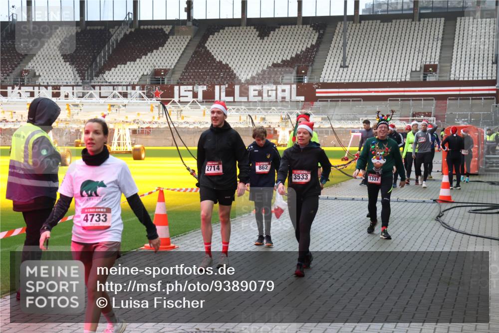 07.12.2025 - St. Pauli X-Mass-Run No. 15 Luisa Fischer http://msf.ph/oto/9389079 07.12.2025 12:00:02 Ziel 5, 4733, 2714, 862, 3533, 1337, 4749, 862, 1337, 1406, 1864, 1865, 1868, 2627, 2630, 2741, 4242, 4306, 4744, 4754, 4790 meine-sportfotos.de