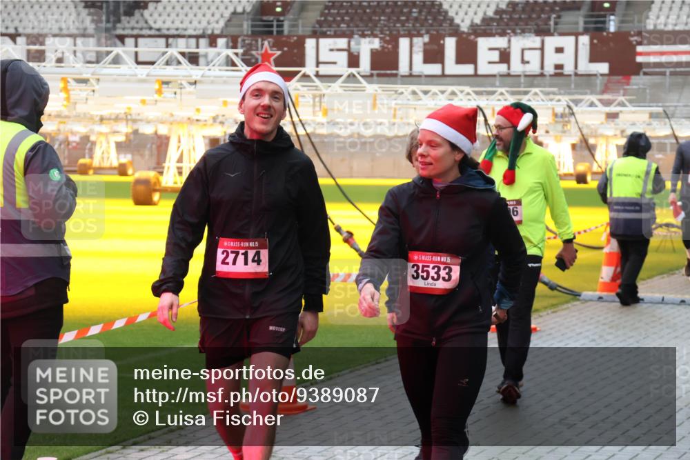 07.12.2025 - St. Pauli X-Mass-Run No. 15 Luisa Fischer http://msf.ph/oto/9389087 07.12.2025 12:00:04 Ziel 1, 15, 2714, 15, 3533, 862, 1337, 1406, 1864, 1865, 1868, 2627, 2630, 2741, 4242, 4306, 4744, 4754, 4790 meine-sportfotos.de