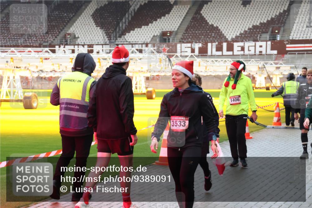 07.12.2025 - St. Pauli X-Mass-Run No. 15 Luisa Fischer http://msf.ph/oto/9389091 07.12.2025 12:00:05 Ziel 15, 3533, 1406, 862, 1337, 1406, 1864, 1865, 1868, 2627, 2630, 2741, 4242, 4306, 4744, 4754, 4790 meine-sportfotos.de