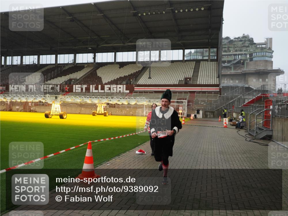 07.12.2025 - St. Pauli X-Mass-Run No. 15 Fabian Wolf http://msf.ph/oto/9389092 07.12.2025 10:20:52 Ziel 392, 1016, 1076, 1466, 2799, 4517 meine-sportfotos.de