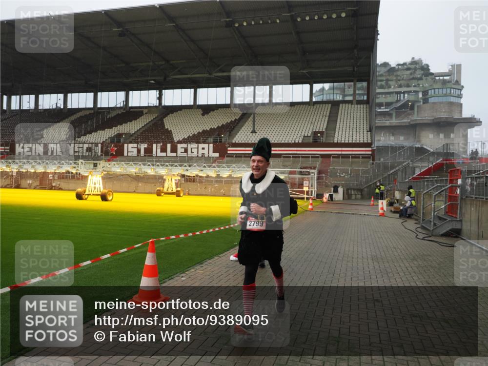 07.12.2025 - St. Pauli X-Mass-Run No. 15 Fabian Wolf http://msf.ph/oto/9389095 07.12.2025 10:20:52 Ziel 392, 1016, 1076, 1466, 2799, 4517 meine-sportfotos.de