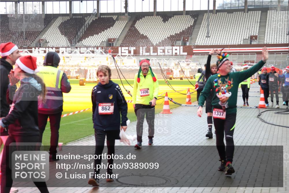 07.12.2025 - St. Pauli X-Mass-Run No. 15 Luisa Fischer http://msf.ph/oto/9389099 07.12.2025 12:00:07 Ziel 862, 1406, 1337, 1864, 1860, 862, 1337, 1406, 1864, 1865, 1868, 2627, 2630, 2741, 4242, 4306, 4744, 4754, 4790 meine-sportfotos.de