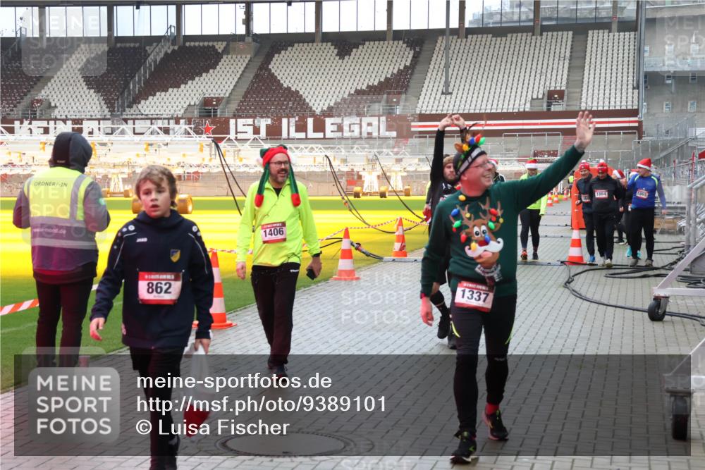 07.12.2025 - St. Pauli X-Mass-Run No. 15 Luisa Fischer http://msf.ph/oto/9389101 07.12.2025 12:00:08 Ziel 862, 1406, 1337, 1864, 862, 1337, 1406, 1864, 1865, 1868, 2627, 2630, 2741, 4242, 4306, 4744, 4754, 4790 meine-sportfotos.de