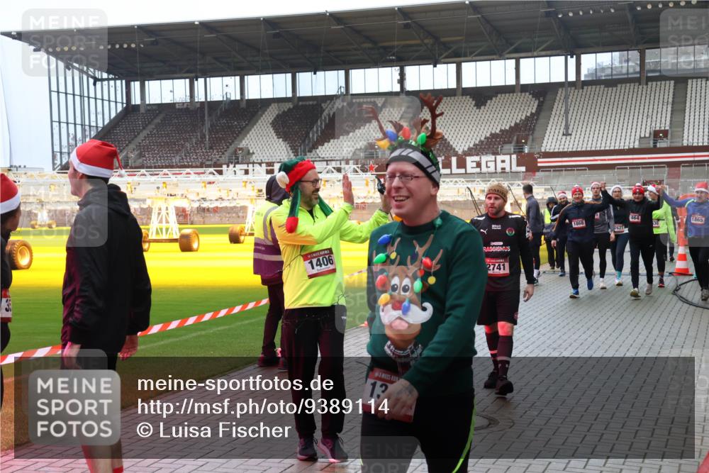 07.12.2025 - St. Pauli X-Mass-Run No. 15 Luisa Fischer http://msf.ph/oto/9389114 07.12.2025 12:00:11 Ziel 1406, 2741, 13, 864, 1865, 1868, 2627, 1864, 1865, 1868, 2627, 2630, 2741, 4242, 4306, 4743, 4744, 4752, 4754, 4790 meine-sportfotos.de