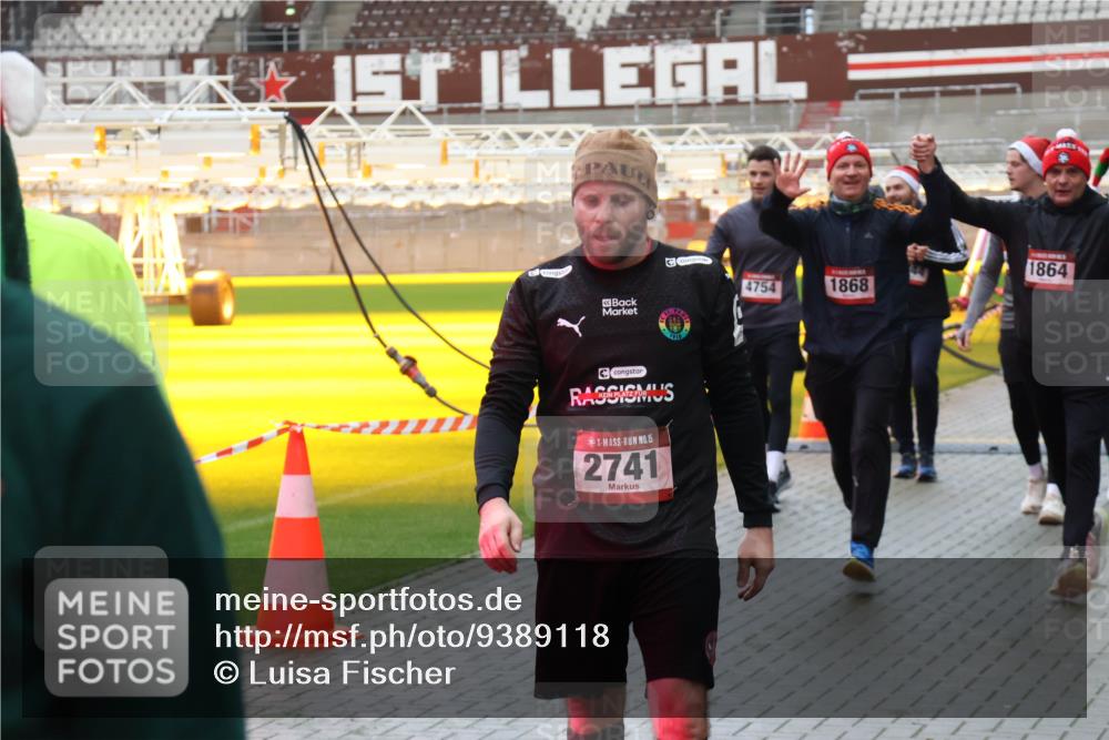 07.12.2025 - St. Pauli X-Mass-Run No. 15 Luisa Fischer http://msf.ph/oto/9389118 07.12.2025 12:00:12 Ziel 1910, 15, 2741, 4754, 1868, 1864, 1864, 1865, 1868, 2627, 2630, 2741, 4242, 4306, 4743, 4744, 4752, 4754, 4790 meine-sportfotos.de