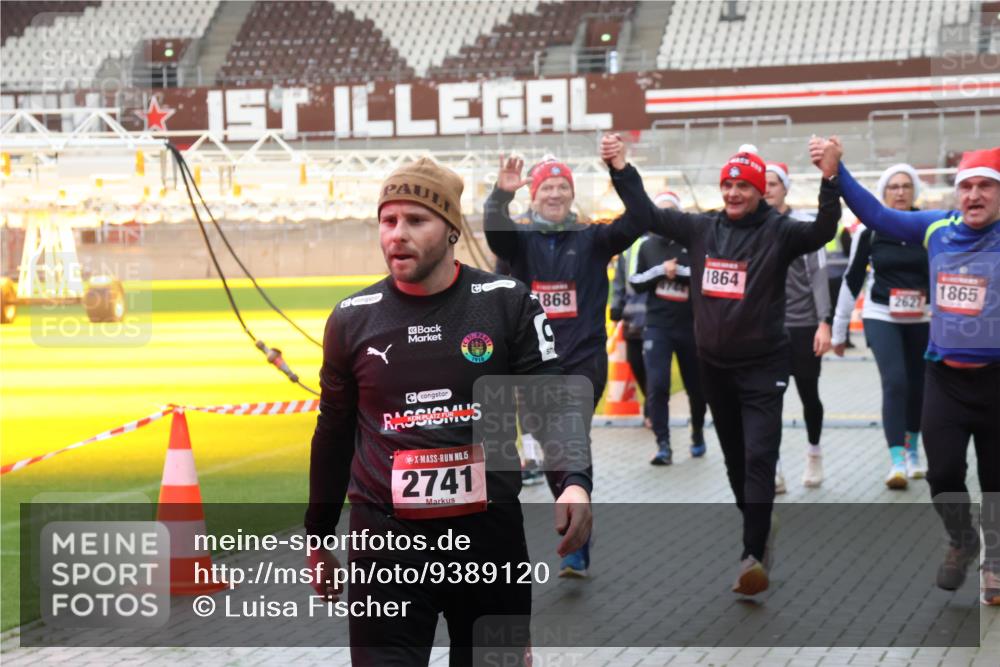 07.12.2025 - St. Pauli X-Mass-Run No. 15 Luisa Fischer http://msf.ph/oto/9389120 07.12.2025 12:00:13 Ziel 868, 15, 2741, 1864, 1865, 1864, 1865, 1868, 2627, 2630, 2741, 4242, 4306, 4743, 4744, 4752, 4754 meine-sportfotos.de