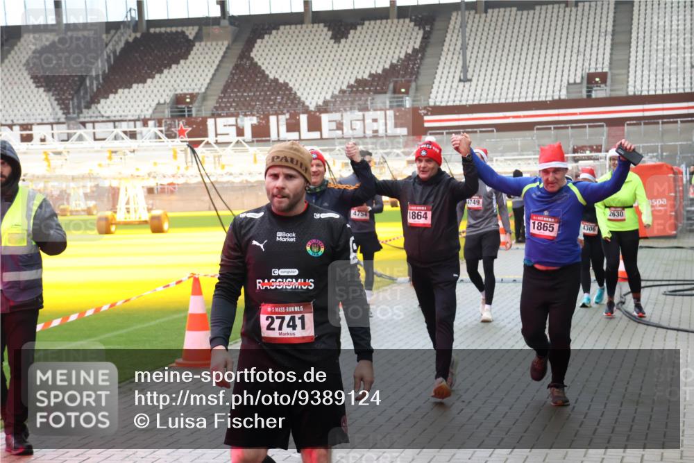 07.12.2025 - St. Pauli X-Mass-Run No. 15 Luisa Fischer http://msf.ph/oto/9389124 07.12.2025 12:00:13 Ziel 15, 2741, 4749, 2630, 4754, 1864, 1865, 4306, 1864, 1865, 1868, 2627, 2630, 2741, 4242, 4306, 4743, 4744, 4752, 4754 meine-sportfotos.de